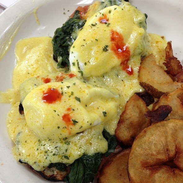 Eggs benedict florentine with spinach and hot sauce
